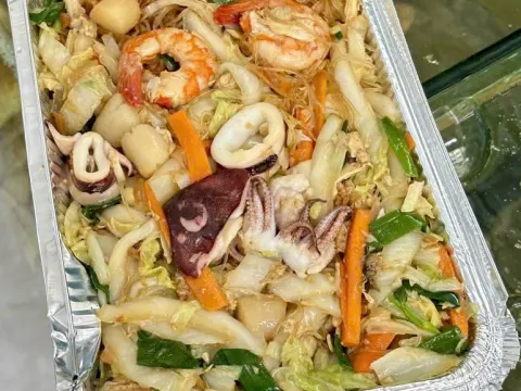 Mì gói xào hải sản